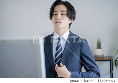 A man wearing a suit 114967093