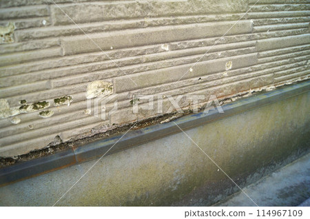 建於 26 年前的房屋陽台內壁板已損壞 114967109