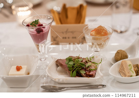 Table coordination for reception 114967211