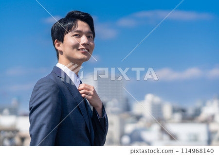 Young businessman working in the city 114968140