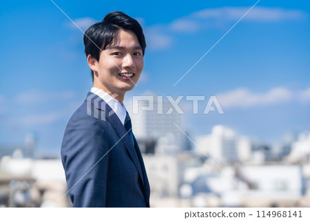 Young businessman working in the city 114968141