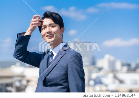 在城市工作的年輕商人 114968144