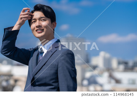 Young businessman working in the city 114968145