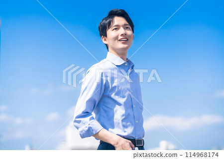 Young businessman walking refreshingly 114968174