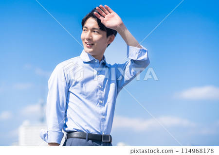 清新地走的年輕商人 114968178