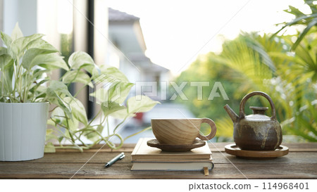 Tea cup and vintage earthenware teapot at the balcony 114968401