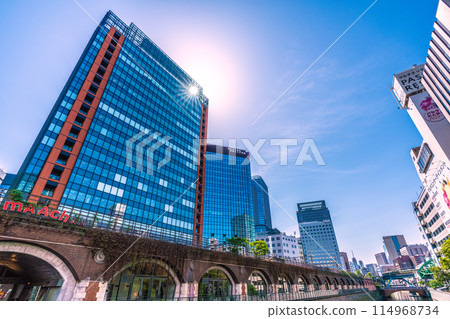 日本東京街景 從萬世橋眺望三月的Ecute、神田川等（右後方是御茶之水站方向） 114968734