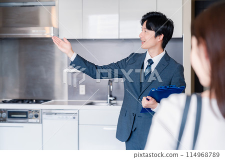 房地產公司的男士帶您參觀公寓 房地產公司的男士帶您參觀公寓 114968789