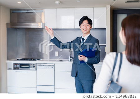 房地產公司的男士帶您參觀公寓 房地產公司的男士帶您參觀公寓 114968812