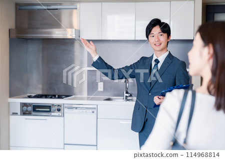 房地產公司的男士帶您參觀公寓 房地產公司的男士帶您參觀公寓 114968814