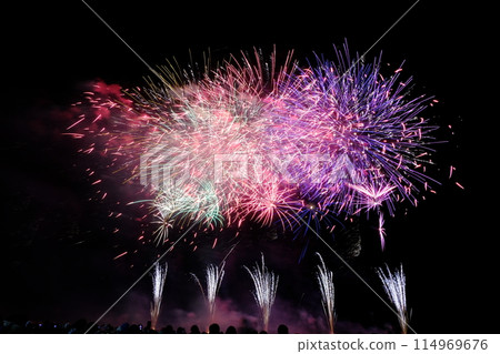 Large fireworks blooming in the night sky (Omagari Fireworks Festival) 114969676