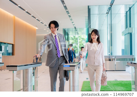 穿過辦公室入口的商務人士 穿過辦公室入口的商務人士 114969707
