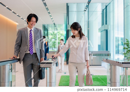 穿過辦公室入口的商務人士 穿過辦公室入口的商務人士 114969714
