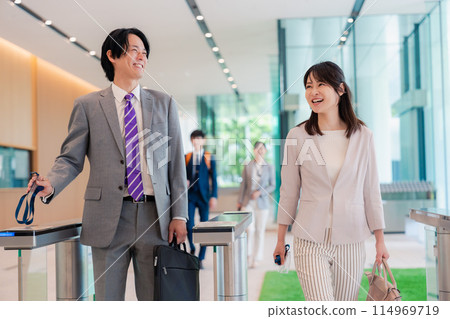 穿過辦公室入口的商務人士 114969719