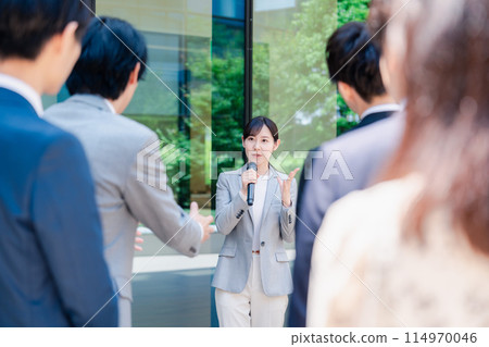 女人跟麥克風說話 114970046