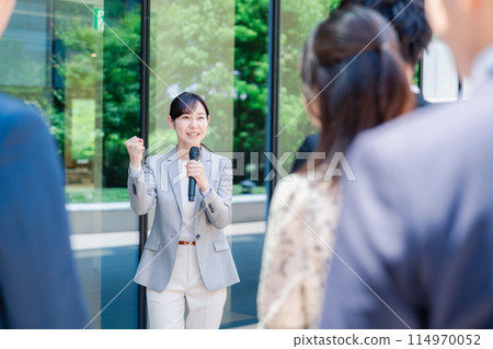 Woman speaking with a microphone 114970052
