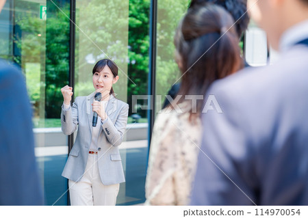 女人跟麥克風說話 女人跟麥克風說話 114970054