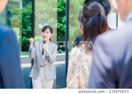 女人跟麥克風說話 女人跟麥克風說話 114970055