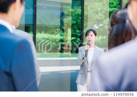 女人跟麥克風說話 女人跟麥克風說話 114970056