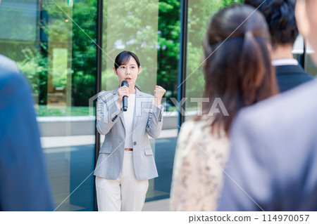 女人跟麥克風說話 女人跟麥克風說話 114970057