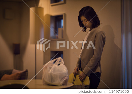 女商人把食材放在桌上的夜間例行公事 女商人把食材放在桌上的夜間例行公事 114971090