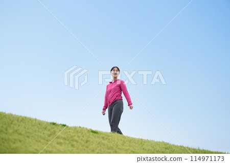 穿著運動服行走的中年婦女 114971173