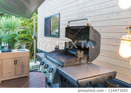 在小屋的露臺上享受豪華燒烤的豪華露營風景 在小屋的露臺上享受豪華燒烤的豪華露營風景 114971695
