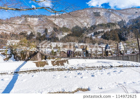 日本岐阜縣白川鄉的雪景，以其合掌式建築聞名 114972625