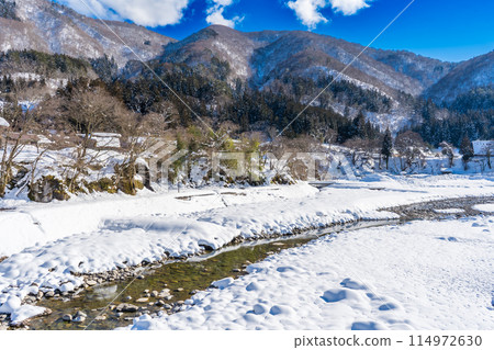 日本岐阜縣白川鄉的雪景，以其合掌式建築聞名 114972630