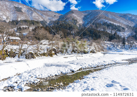 日本岐阜縣白川鄉的雪景，以其合掌式建築聞名 114972631