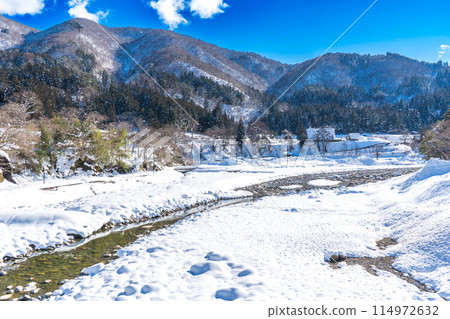 日本岐阜縣白川鄉的雪景，以其合掌式建築聞名 114972632