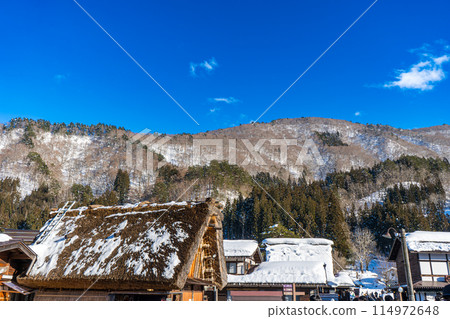 日本岐阜縣白川鄉的風景，以合掌式建築聞名 114972648