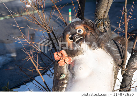 表情奇怪的浣熊雕像 114972650