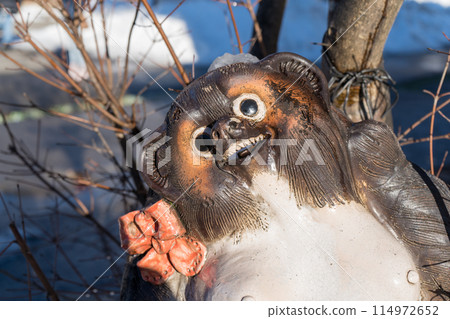 表情奇怪的浣熊雕像 114972652