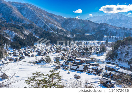 日本岐阜縣白川鄉的風景，以合掌式建築聞名 114972686