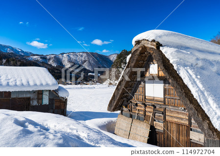 日本岐阜縣白川鄉的建築以其合掌造風格而聞名。 114972704