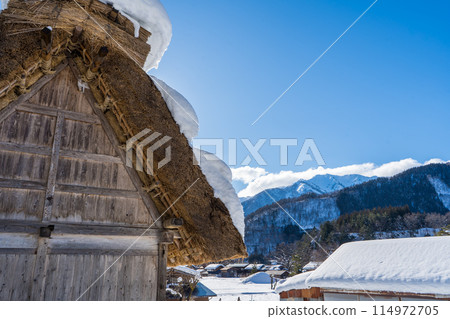 日本岐阜縣白川鄉的茅草屋頂以其合掌造風格而聞名 114972705