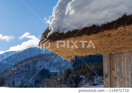 日本岐阜縣白川鄉的茅草屋頂以其合掌造風格而聞名 114972710