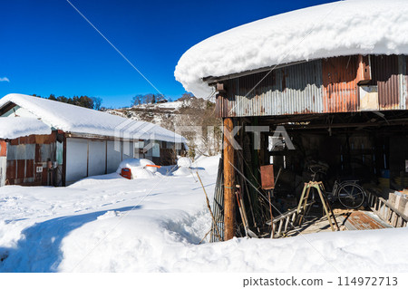 日本岐阜縣白川鄉的茅草屋頂以其合掌造風格而聞名 114972713