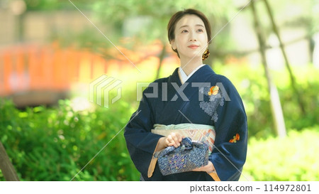 Summer greetings image_Woman wearing a kimono 114972801