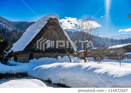 日本岐阜縣白川鄉的風景，以合掌式建築聞名 114972887