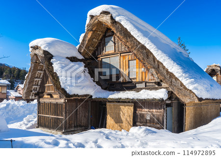 日本岐阜縣白川鄉的建築以其合掌造風格而聞名。 114972895