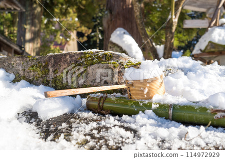 白雪覆蓋的神社手水屋 114972929
