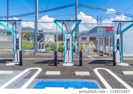 高速公路停車場設置電動車充電站 114972947