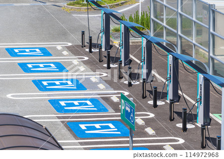 高速公路停車場設置電動車充電站 114972968