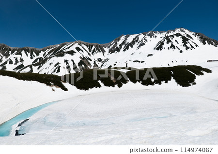5月殘雪的立山室堂平禦庫裡池的雪筏、立山連峰、正子山 114974087