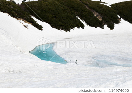 立山室堂平禦庫裡加池的雪筏和藍色融化的冰,五月殘雪 立山室堂平禦庫裡加池的雪筏和藍色融化的冰,五月殘雪 114974090