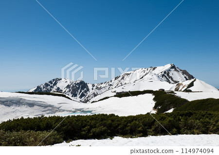 5月殘雪的立山室堂平禦庫裡池的大日山 5月殘雪的立山室堂平禦庫裡池的大日山 114974094