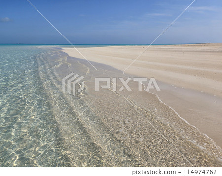 Clear shallow water of Treasure Cay, Abaco, Bahamas on sunny summer day. 114974762