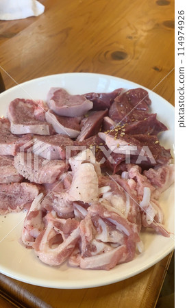 烤肉菜單 大盤新鮮生肉 烤肉菜單 大盤新鮮生肉 114974926